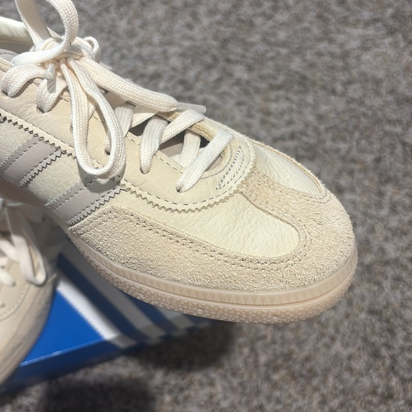 It fits big for me , it will fit for someone who wear 7w in adidas - Picture 3 of 6